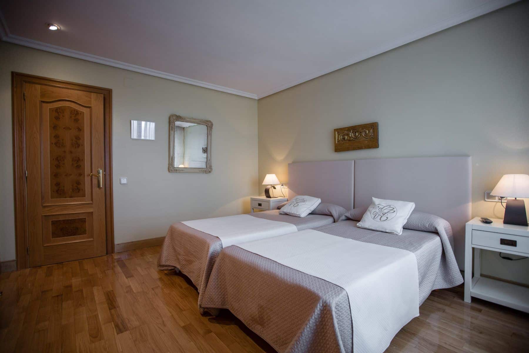 Twin bedroom in a Gestión de Alojamientos apartment in Pamplona