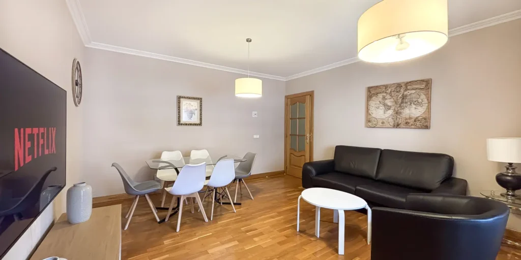 Apartamento de 2 dormitorios en Pamplona: salón comedor
