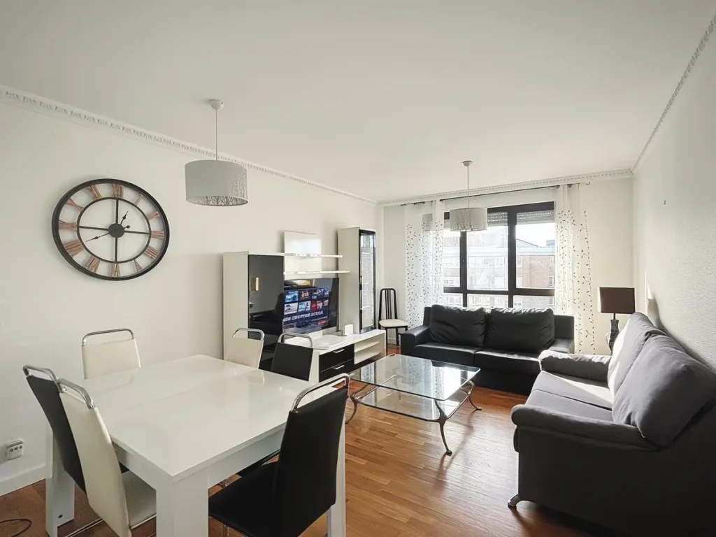 Salón comedor de un apartamento para familias en Pamplona