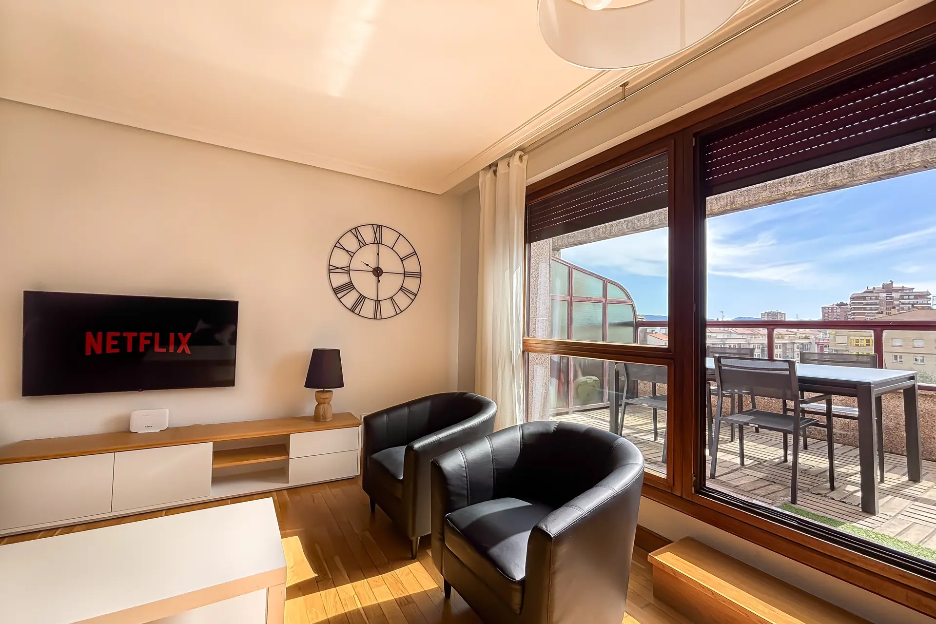 Salón con salida a terraza: apartamento en Pamplona como alternativa al hotel