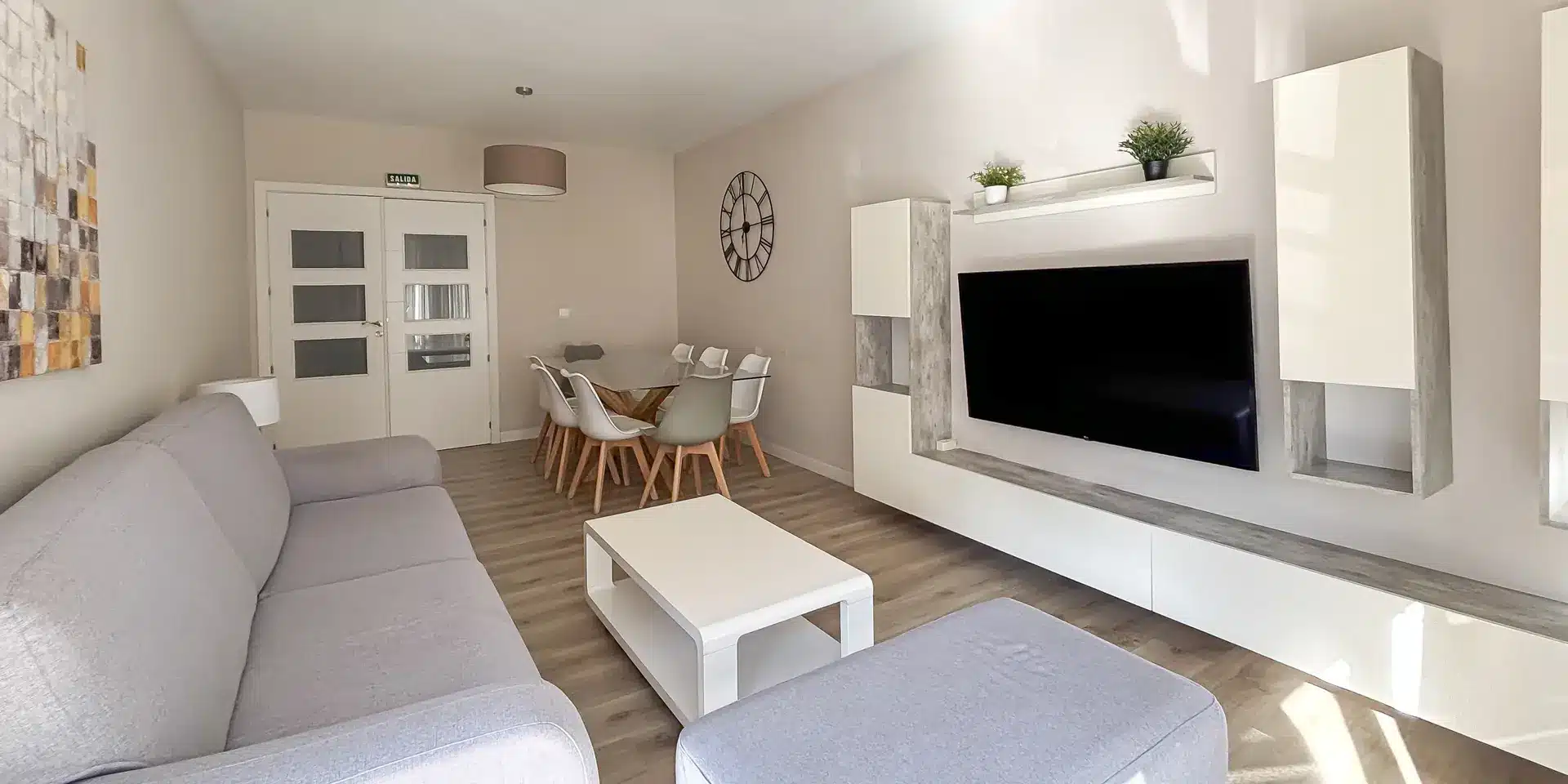 Salón moderno de un apartamento por días en Pamplona