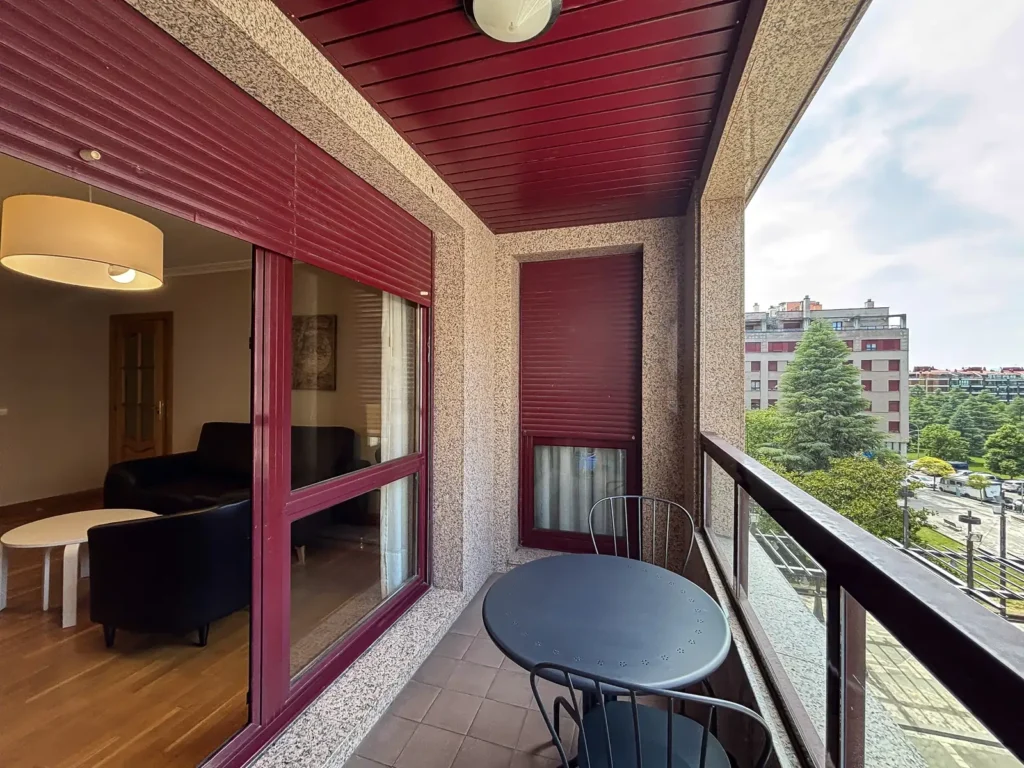 Balcony with table and chairs in a 2-bedroom apartment in Pamplona