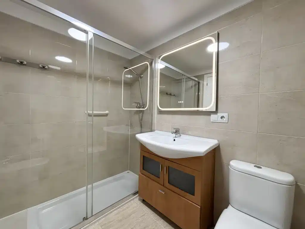 Bathroom with shower in a 4-bedroom apartment in Pamplona