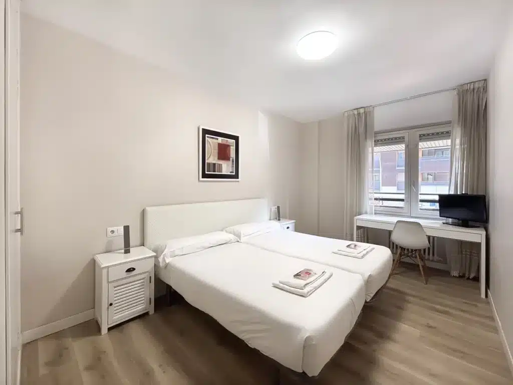 Bedroom with a desk in an apartment for working stays in Pamplona