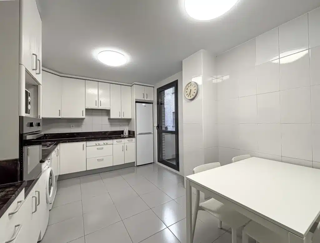 Equipped kitchen with table in a 4-bedroom apartment in Pamplona