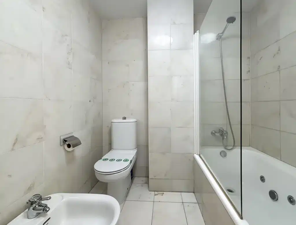 Full bathroom with bathtub in a 1-bedroom apartment in Pamplona