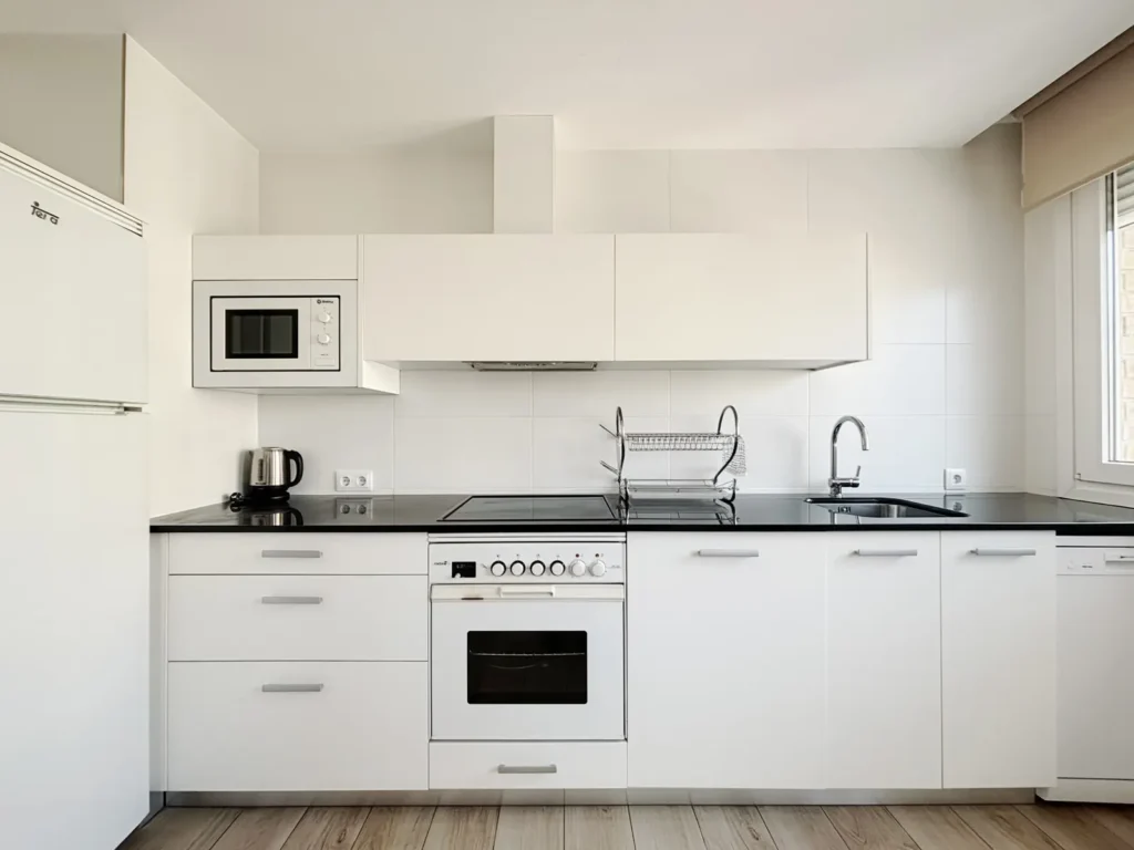 Kitchen with oven and microwave in a 1-bedroom apartment in Pamplona
