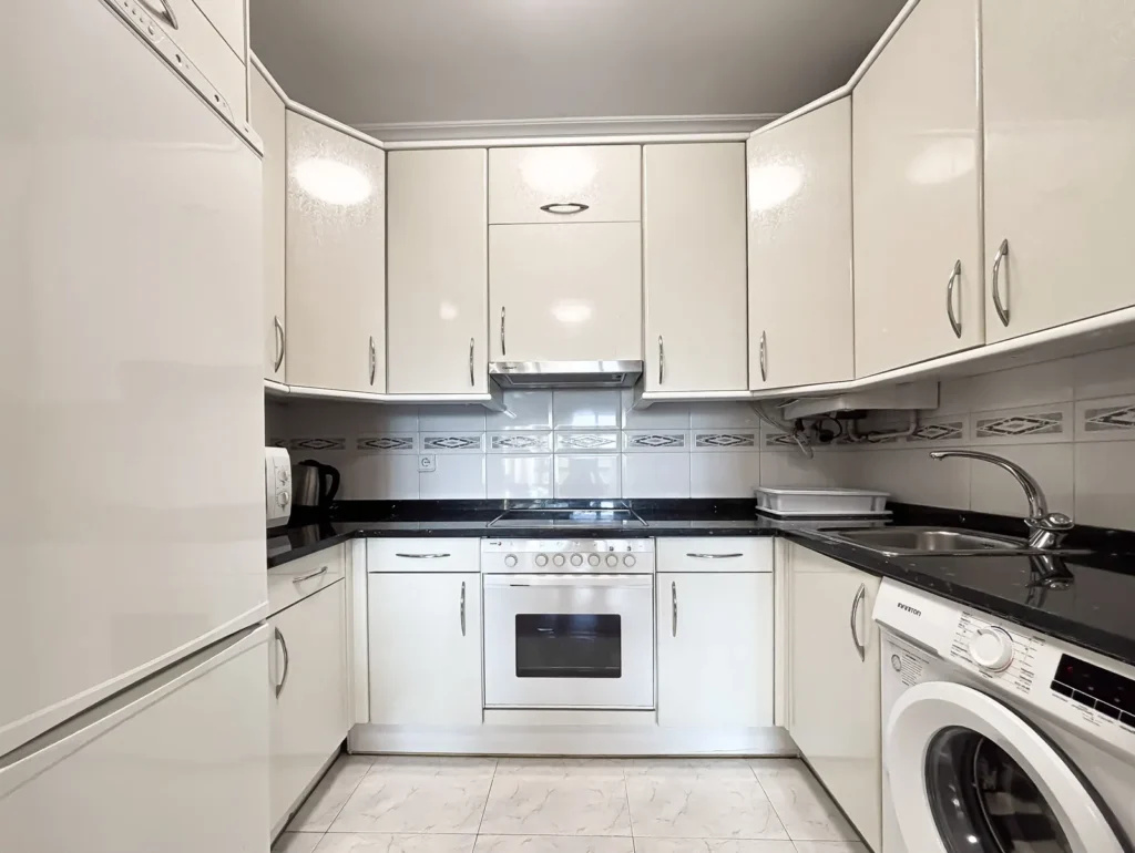 Kitchen with washing machine in a 2-bedroom apartment in Pamplona