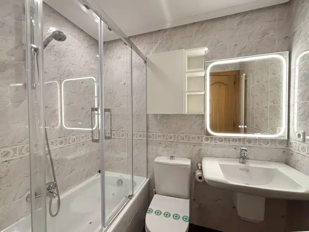 Renovated bathroom with shower screen in a 2-bedroom apartment in Pamplona