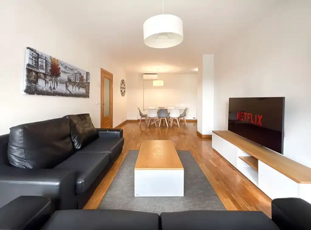 Spacious living room with smart TV in a 4-bedroom apartment in Pamplona