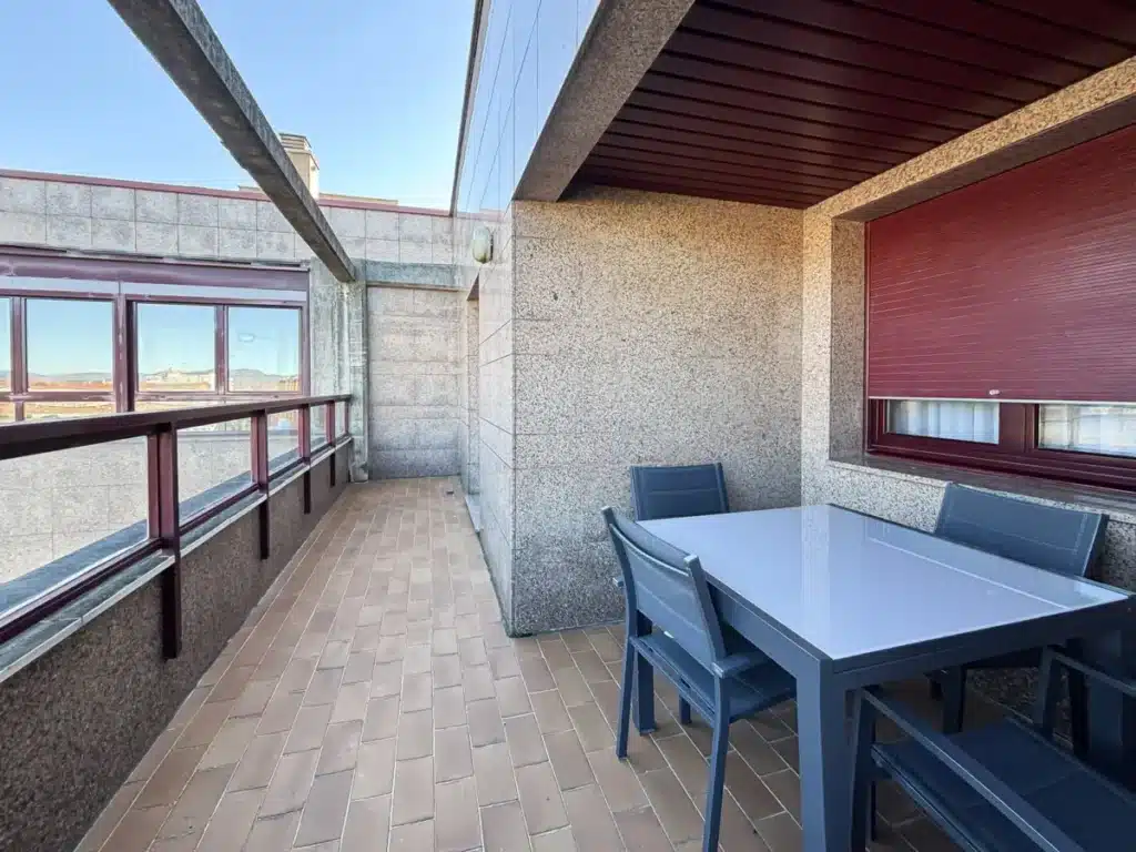 Terraza de un apartamento en Pamplona para disfrutar de San Fermín