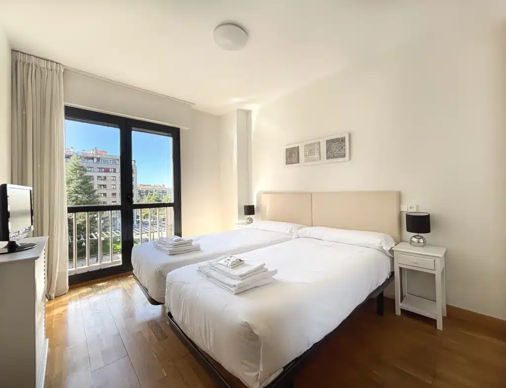 Twin bedroom with balcony in a 4-bedroom apartment in Pamplona