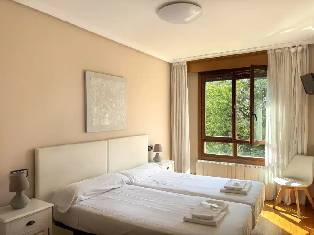 Twin bedroom with natural light in a 2-bedroom apartment in Pamplona
